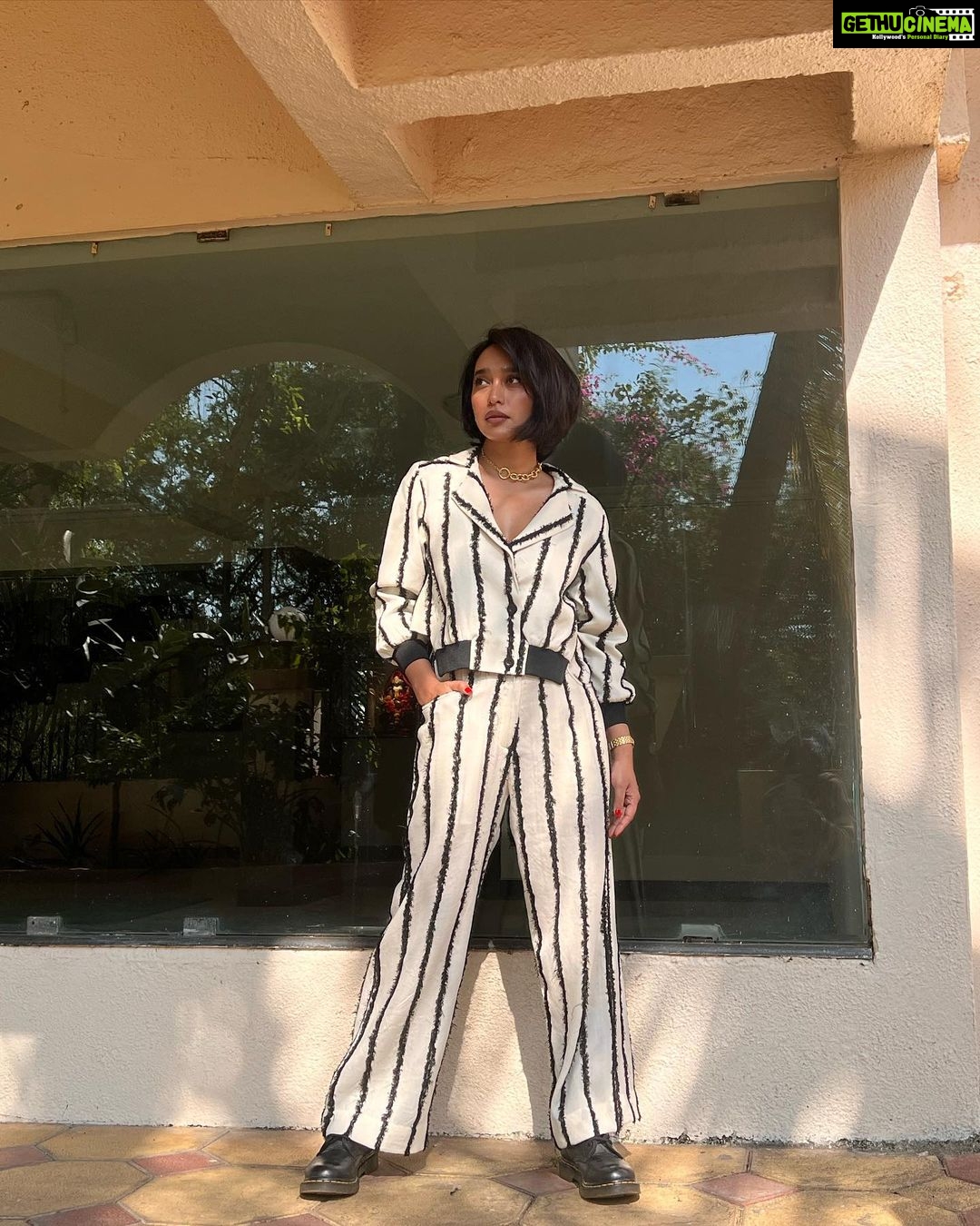 Sayani Gupta Instagram - Roundtable Ready @cnnnews18 And reunited with my babies @eshwarlog @deepalid10 Outfit: @lovebirds.studio Earrings: @houseofjskjewels Necklace: @tanzire.co Rings: @misho_designs Styling: @shreejarajgopal Style team : @dhwanii.jain @yeshadattani Hair Team: @vidushiparashar18 Artist Reputation Management: @raindropalterego