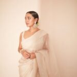 Sayani Gupta Instagram – 🤍

#untouched 

Did my own make up!
Team:
@paloshell 
@shreejarajgopal @dhwanii.jain @yeshadattani 
📸 @kadamajay 

Outfit: @toraniofficial
Jewels: @razwada.jewels
Bag: @thepinkpotli