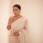 Sayani Gupta Instagram – 🤍

#untouched 

Did my own make up!
Team:
@paloshell 
@shreejarajgopal @dhwanii.jain @yeshadattani 
📸 @kadamajay 

Outfit: @toraniofficial
Jewels: @razwada.jewels
Bag: @thepinkpotli