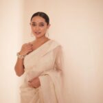Sayani Gupta Instagram – 🤍

#untouched 

Did my own make up!
Team:
@paloshell 
@shreejarajgopal @dhwanii.jain @yeshadattani 
📸 @kadamajay 

Outfit: @toraniofficial
Jewels: @razwada.jewels
Bag: @thepinkpotli