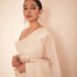 Sayani Gupta Instagram - 🤍 #untouched Did my own make up! Team: @paloshell @shreejarajgopal @dhwanii.jain @yeshadattani 📸 @kadamajay Outfit: @toraniofficial Jewels: @razwada.jewels Bag: @thepinkpotli