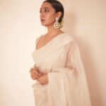 Sayani Gupta Instagram – 🤍

#untouched 

Did my own make up!
Team:
@paloshell 
@shreejarajgopal @dhwanii.jain @yeshadattani 
📸 @kadamajay 

Outfit: @toraniofficial
Jewels: @razwada.jewels
Bag: @thepinkpotli