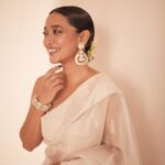 Sayani Gupta Instagram - 🤍 #untouched Did my own make up! Team: @paloshell @shreejarajgopal @dhwanii.jain @yeshadattani 📸 @kadamajay Outfit: @toraniofficial Jewels: @razwada.jewels Bag: @thepinkpotli