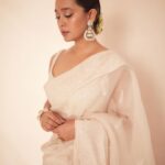 Sayani Gupta Instagram - 🤍 #untouched Did my own make up! Team: @paloshell @shreejarajgopal @dhwanii.jain @yeshadattani 📸 @kadamajay Outfit: @toraniofficial Jewels: @razwada.jewels Bag: @thepinkpotli