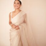 Sayani Gupta Instagram – Mystic 🤍 

Did my own make up!
Team:
@paloshell 
@shreejarajgopal @dhwanii.jain @yeshadattani 
📸 @kadamajay 

Outfit: @toraniofficial
Jewels: @razwada.jewels
Bag: @thepinkpotli
