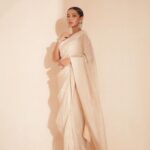 Sayani Gupta Instagram – Mystic 🤍 

Did my own make up!
Team:
@paloshell 
@shreejarajgopal @dhwanii.jain @yeshadattani 
📸 @kadamajay 

Outfit: @toraniofficial
Jewels: @razwada.jewels
Bag: @thepinkpotli