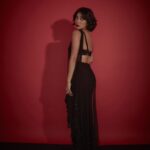 Sayani Gupta Instagram – Another set of Retro 🖤

Make up by me
Hair by @paloshell 
Styled by @shreejarajgopal @dhwanii.jain 
📸 @kadamajay 

Outfit: @officialeshasethithirani
Earrings: @anmoljewellers
Necklace: @anmoljewellers
Cuff: @anmoljewellers
Rings: @anmoljewellers @gehnajewellers1
Bag: @thepinkpotli
Style team: @dhwanii.jain @yeshadattani
@dipublicrelations