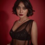 Sayani Gupta Instagram - Another set of Retro 🖤 Make up by me Hair by @paloshell Styled by @shreejarajgopal @dhwanii.jain 📸 @kadamajay Outfit: @officialeshasethithirani Earrings: @anmoljewellers Necklace: @anmoljewellers Cuff: @anmoljewellers Rings: @anmoljewellers @gehnajewellers1 Bag: @thepinkpotli Style team: @dhwanii.jain @yeshadattani @dipublicrelations