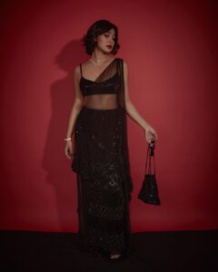Sayani Gupta Instagram - Another set of Retro 🖤 Make up by me Hair by @paloshell Styled by @shreejarajgopal @dhwanii.jain 📸 @kadamajay Outfit: @officialeshasethithirani Earrings: @anmoljewellers Necklace: @anmoljewellers Cuff: @anmoljewellers Rings: @anmoljewellers @gehnajewellers1 Bag: @thepinkpotli Style team: @dhwanii.jain @yeshadattani @dipublicrelations
