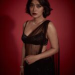 Sayani Gupta Instagram – 🖤 Retro 

#nofilter 

Did my own make up!
Hair @paloshell 
Styling @shreejarajgopal 
Outfit: @officialeshasethithirani
Earrings: @anmoljewellers
Necklace: @anmoljewellers
Cuff: @anmoljewellers
Rings: @anmoljewellers @gehnajewellers1
Bag: @thepinkpotli
Style team: @dhwanii.jain @yeshadattani
@dipublicrelations 
📸 @kadamajay