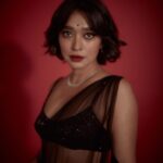 Sayani Gupta Instagram – π€ Retro
#nofilter
Did my own make up!
Hair @paloshell
Styling @shreejarajgopal
Outfit: @officialeshasethithirani
Earrings: @anmoljewellers
Necklace: @anmoljewellers
Cuff: @anmoljewellers
Rings: @anmoljewellers @gehnajewellers1
Bag: @thepinkpotli
Style team: @dhwanii.jain @yeshadattani
@dipublicrelations
πΈ @kadamajay