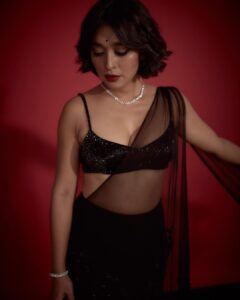 Sayani Gupta Instagram - 🖤 Retro 

#nofilter 

Did my own make up!
Hair @paloshell 
Styling @shreejarajgopal 
Outfit: @officialeshasethithirani
Earrings: @anmoljewellers
Necklace: @anmoljewellers
Cuff: @anmoljewellers
Rings: @anmoljewellers @gehnajewellers1
Bag: @thepinkpotli
Style team: @dhwanii.jain @yeshadattani
@dipublicrelations 
📸 @kadamajay