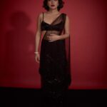 Sayani Gupta Instagram – π€ Retro
#nofilter
Did my own make up!
Hair @paloshell
Styling @shreejarajgopal
Outfit: @officialeshasethithirani
Earrings: @anmoljewellers
Necklace: @anmoljewellers
Cuff: @anmoljewellers
Rings: @anmoljewellers @gehnajewellers1
Bag: @thepinkpotli
Style team: @dhwanii.jain @yeshadattani
@dipublicrelations
πΈ @kadamajay
