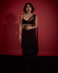 Sayani Gupta Instagram - 🖤 Retro 

#nofilter 

Did my own make up!
Hair @paloshell 
Styling @shreejarajgopal 
Outfit: @officialeshasethithirani
Earrings: @anmoljewellers
Necklace: @anmoljewellers
Cuff: @anmoljewellers
Rings: @anmoljewellers @gehnajewellers1
Bag: @thepinkpotli
Style team: @dhwanii.jain @yeshadattani
@dipublicrelations 
📸 @kadamajay
