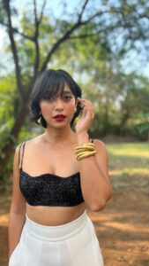 Sayani Gupta Instagram - #SPOKENFEST2022 x #BUMBLE 💛 FT. #SAYANIGUPTA & #MASABAGUPTA ✨ . . . Hair - @paloshell Make Up - @sitalmakeup Styling - @shreejarajgopal Styling Team - @dhwanii.jain . . . #bumbleevent #spokenfest #musicfest #funconversations #friendship #love #situationship #bumbleevents #happycrowd #trendingreels #explorepage #crowdcheering #roundofapplause #happyfaces #lifestyle #goodmusic #goodfood #mumbaifood #mumbaimusicfest #thingstodoinmumbai #hairbypalomi Spoken Fest