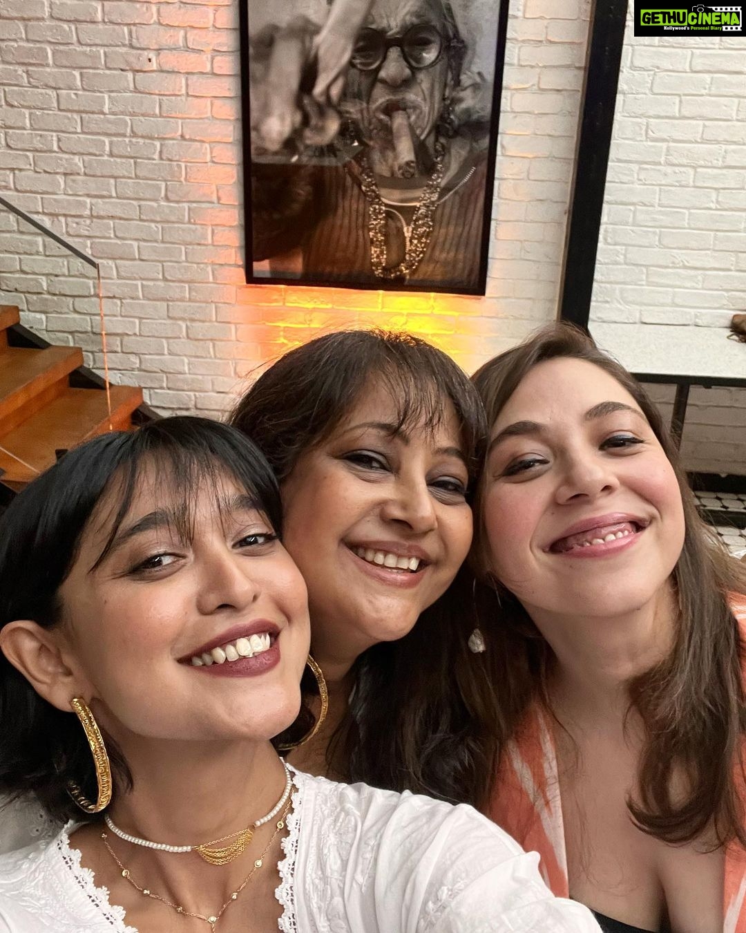 Sayani Gupta Instagram - Hereβs one with Dadi Since @gulshandevaiah78 has called us rivals! π
@maanvigagroo @nupurasthana are my dapper darlings giving arguable takkar to the dapper dudes @itsvijayvarma @sarangsathaye @gulshandevaiah78 ππ€·ββοΈπ