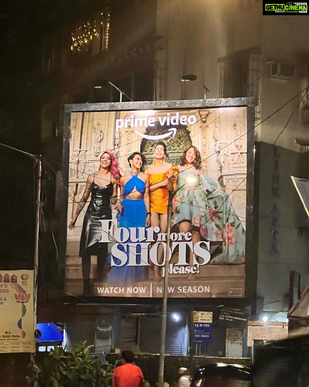 Sayani Gupta Instagram - Did the most middle class thing yesterday. And Proudly so!* Took mom around hoardings spotting! Although she doesn’t show it, think I saw a glimmer of a smile! 😁 @maanvigagroo @banij @iamkirtikulhari @rangitapritishnandy @pritishnandycommunications @primevideoin @vaishnavpraveen