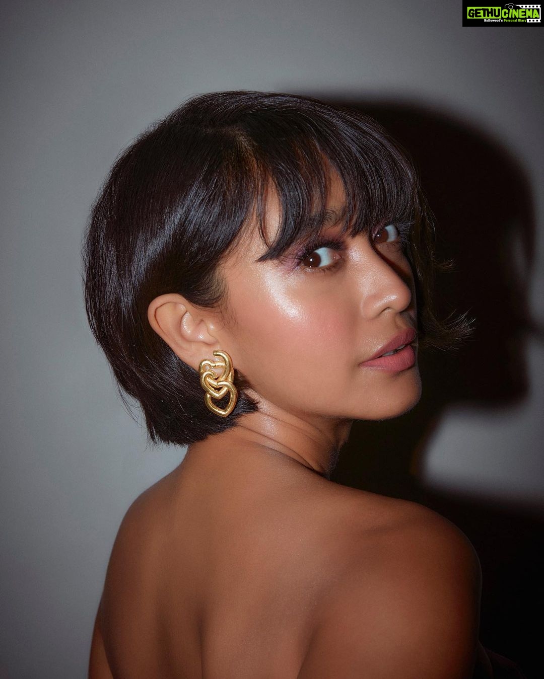 Sayani Gupta Instagram - 💜 Wearing @amrtaofficial Earrings @shopanatina @ascend.rohank Rings @viangefinejewels Heels @aldo_shoes Style team @dhwanii.jain @styledbysush Makeup @sitalmakeup Hair @paloshell 📸 @kadamajay