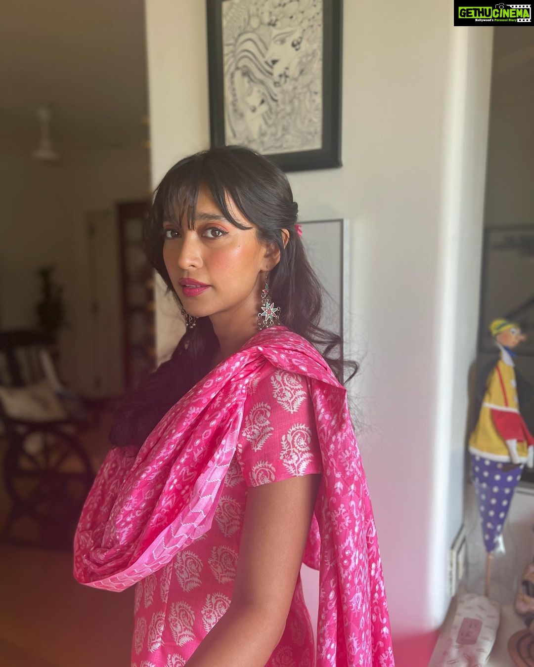 Sayani Gupta Instagram - Audition ready! Sometimes I surprise myself as to how much I love the process of finding a character from the deep unknown! Conversion Rate is marginal but the joy is manifold! @paloshell did hair. Face and outfit by moi 🫠 Ok. 🤞🤞🤞💚💚💚