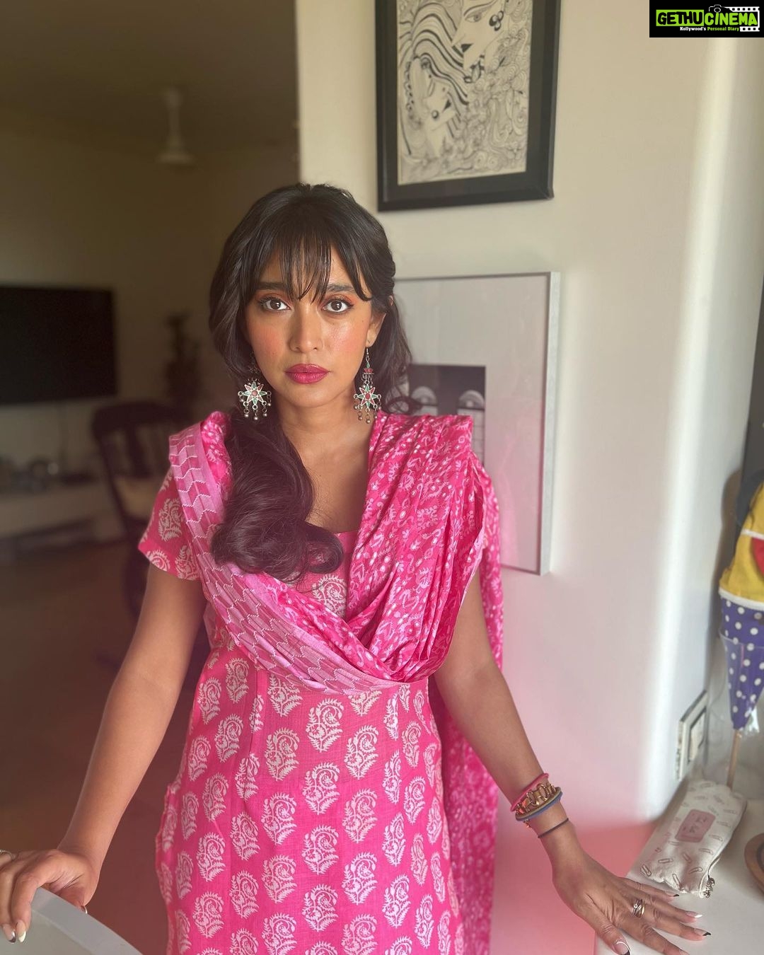 Sayani Gupta Instagram - Audition ready! Sometimes I surprise myself as to how much I love the process of finding a character from the deep unknown! Conversion Rate is marginal but the joy is manifold! @paloshell did hair. Face and outfit by moi 🫠Ok. 🤞🤞🤞💚💚💚