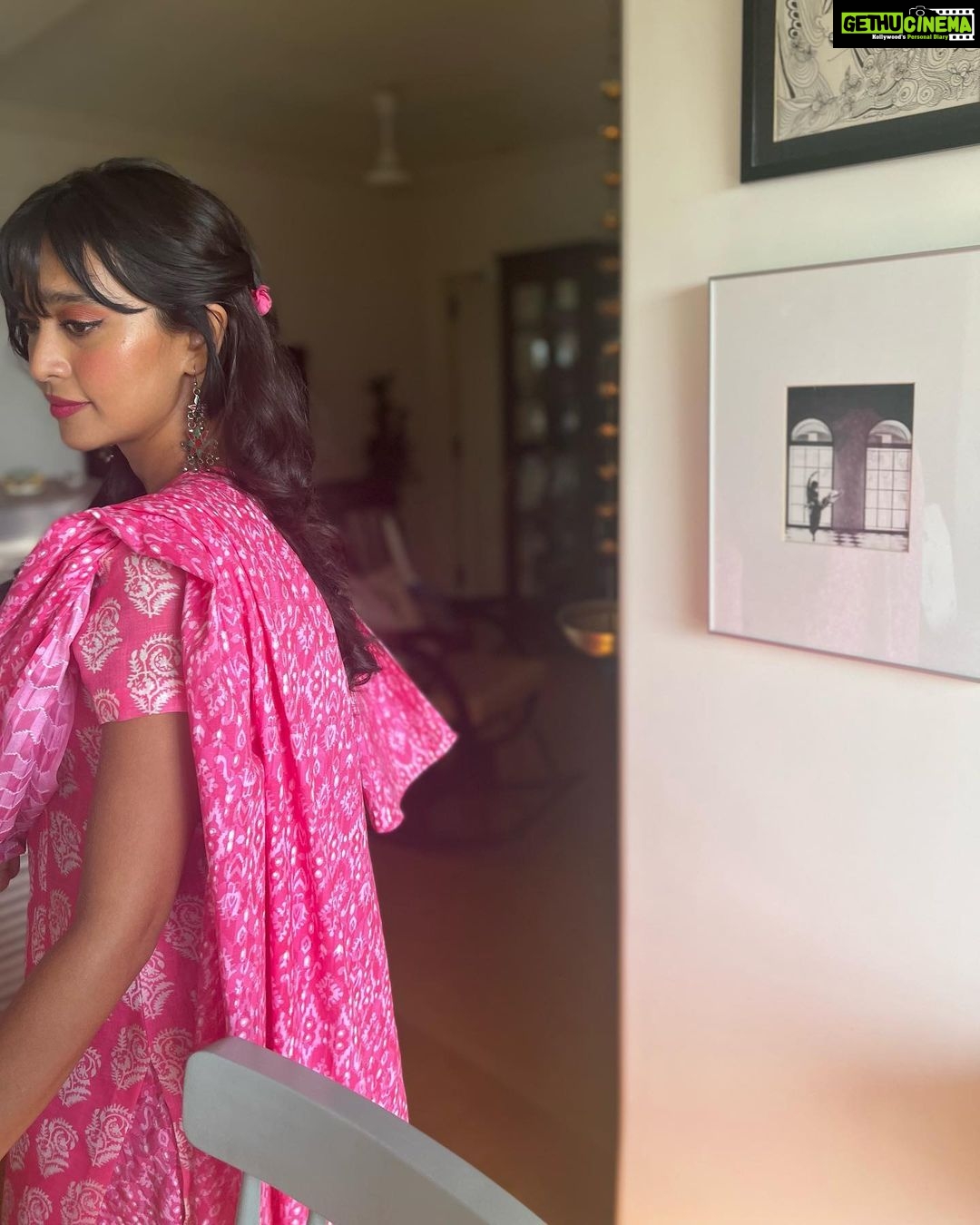 Sayani Gupta Instagram - Audition ready! Sometimes I surprise myself as to how much I love the process of finding a character from the deep unknown! Conversion Rate is marginal but the joy is manifold! @paloshell did hair. Face and outfit by moi 🫠Ok. 🤞🤞🤞💚💚💚