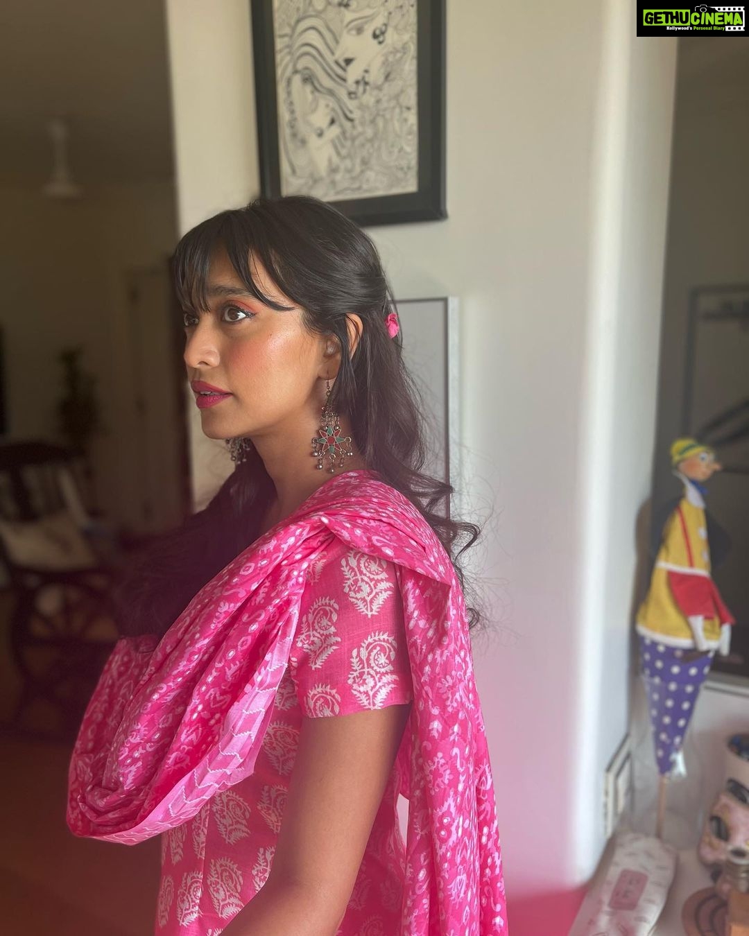 Sayani Gupta Instagram - Audition ready! Sometimes I surprise myself as to how much I love the process of finding a character from the deep unknown! Conversion Rate is marginal but the joy is manifold! @paloshell did hair. Face and outfit by moi 🫠Ok. 🤞🤞🤞💚💚💚