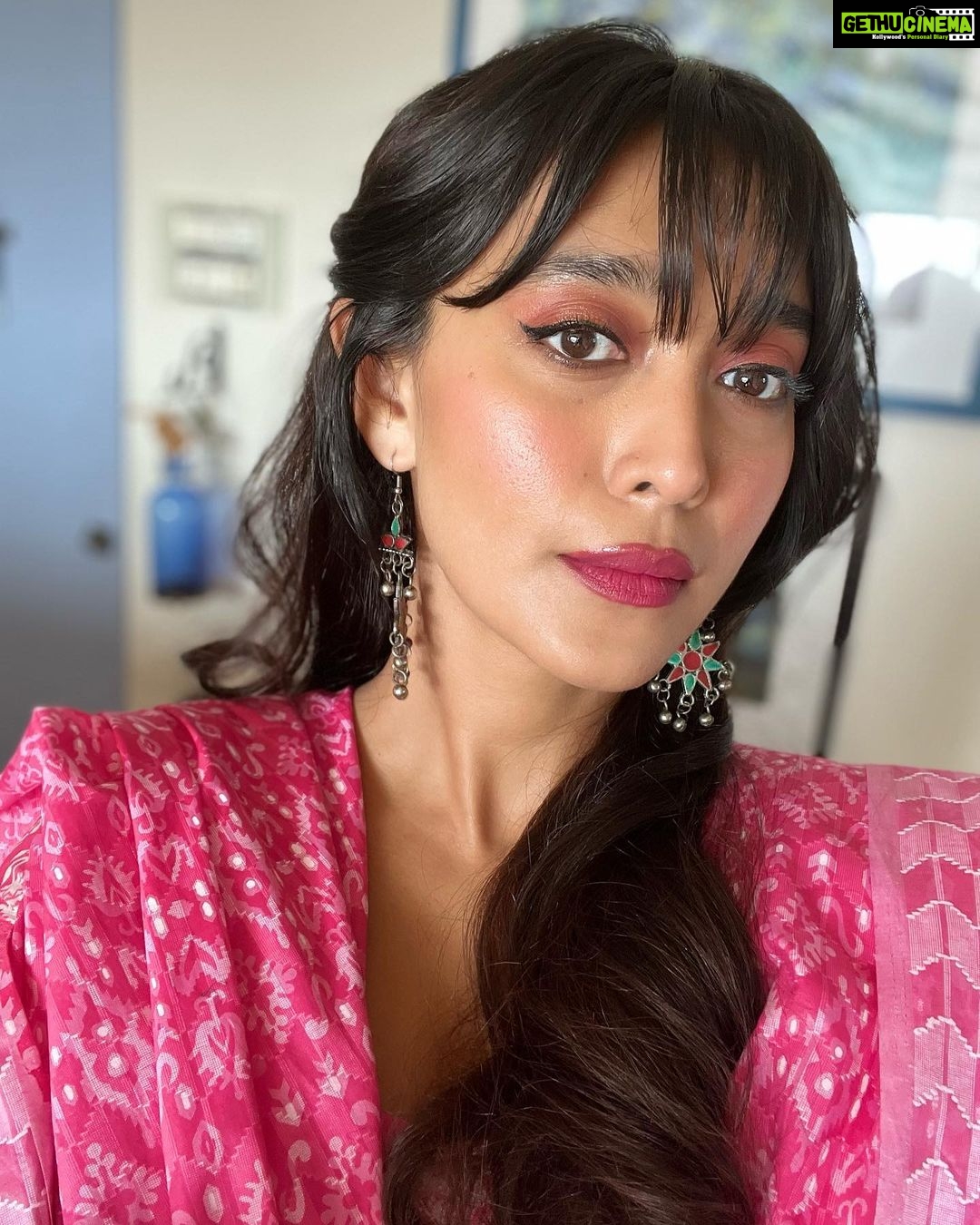 Sayani Gupta Instagram - Audition ready! Sometimes I surprise myself as to how much I love the process of finding a character from the deep unknown! Conversion Rate is marginal but the joy is manifold! @paloshell did hair. Face and outfit by moi 🫠Ok. 🤞🤞🤞💚💚💚