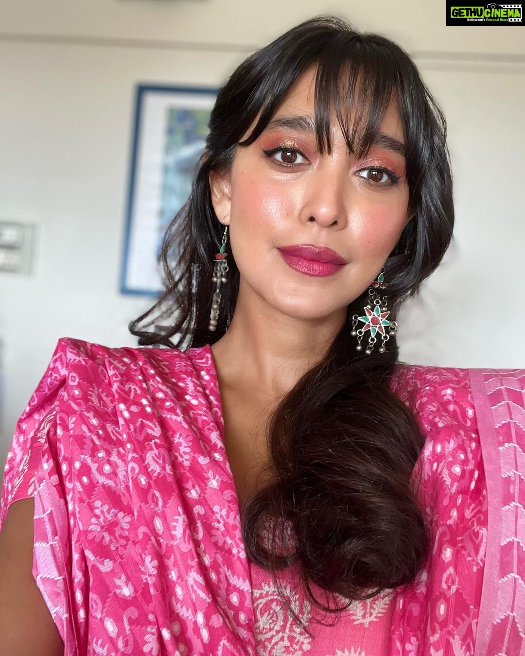 Sayani Gupta Instagram - Audition ready! Sometimes I surprise myself as to how much I love the process of finding a character from the deep unknown! Conversion Rate is marginal but the joy is manifold! @paloshell did hair. Face and outfit by moi 🫠Ok. 🤞🤞🤞💚💚💚
