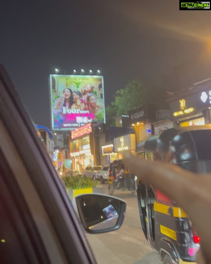 Sayani Gupta Instagram - Did the most middle class thing yesterday. And Proudly so!* Took mom around hoardings spotting! Although she doesn’t show it, think I saw a glimmer of a smile! 😁 @maanvigagroo @banij @iamkirtikulhari @rangitapritishnandy @pritishnandycommunications @primevideoin @vaishnavpraveen