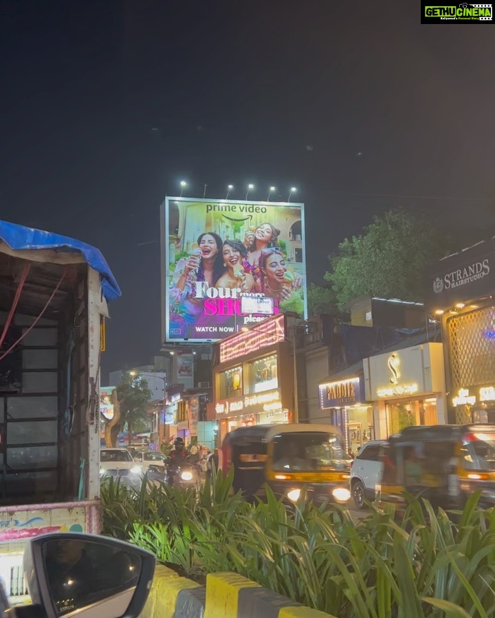 Sayani Gupta Instagram - Did the most middle class thing yesterday. And Proudly so!* Took mom around hoardings spotting! Although she doesn’t show it, think I saw a glimmer of a smile! 😁 @maanvigagroo @banij @iamkirtikulhari @rangitapritishnandy @pritishnandycommunications @primevideoin @vaishnavpraveen