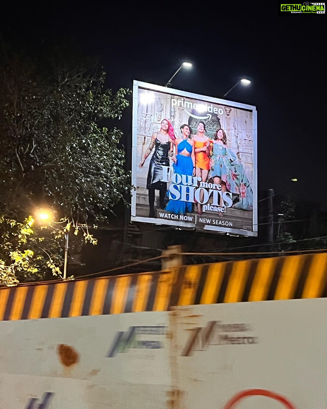Sayani Gupta Instagram - Did the most middle class thing yesterday. And Proudly so!* Took mom around hoardings spotting! Although she doesn’t show it, think I saw a glimmer of a smile! 😁 @maanvigagroo @banij @iamkirtikulhari @rangitapritishnandy @pritishnandycommunications @primevideoin @vaishnavpraveen