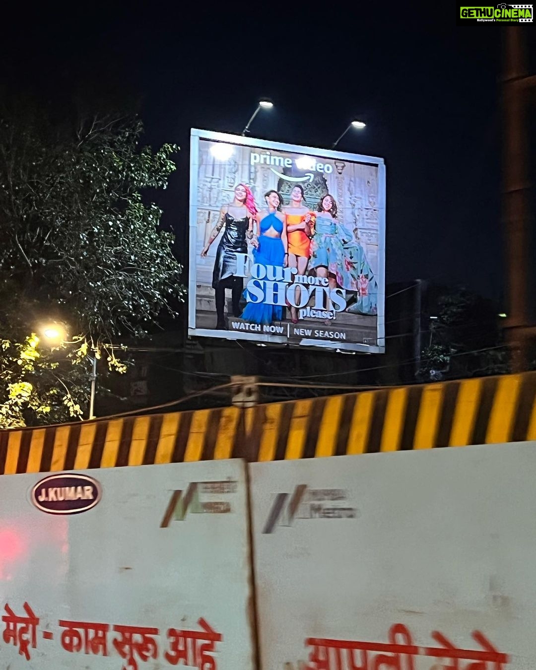 Sayani Gupta Instagram - Did the most middle class thing yesterday. And Proudly so!* Took mom around hoardings spotting! Although she doesn’t show it, think I saw a glimmer of a smile! 😁 @maanvigagroo @banij @iamkirtikulhari @rangitapritishnandy @pritishnandycommunications @primevideoin @vaishnavpraveen