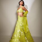 Sayani Gupta Instagram - 💚 Outfit: @mishruofficial Necklace: @gehnajewellers1 Earrings: @gehnajewellers1 Rings: @diamantinafinejewels Bracelet: @diamantinafinejewels Bag : @thepinkpotli Styling @shreejarajgopal Makeup : @eshwarlog Hair : @paloshell Assisted by: @dhwanii.jain