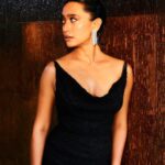 Sayani Gupta Instagram - Beauty reels with @sayanigupta @shreejarajgopal ✨ @paloshell for @filmfare . . . . . . #beauty #reels #reelsvideo #reelsinstagram #makebyeshwar #sayanigupta #bollywood #filmfare #fashion #beautyaesthetic #nudelook #glow #sunset #eveningvibes