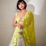 Sayani Gupta Instagram - 💚 Outfit: @mishruofficial Necklace: @gehnajewellers1 Earrings: @gehnajewellers1 Rings: @diamantinafinejewels Bracelet: @diamantinafinejewels Bag : @thepinkpotli Styling @shreejarajgopal Makeup : @eshwarlog Hair : @paloshell Assisted by: @dhwanii.jain
