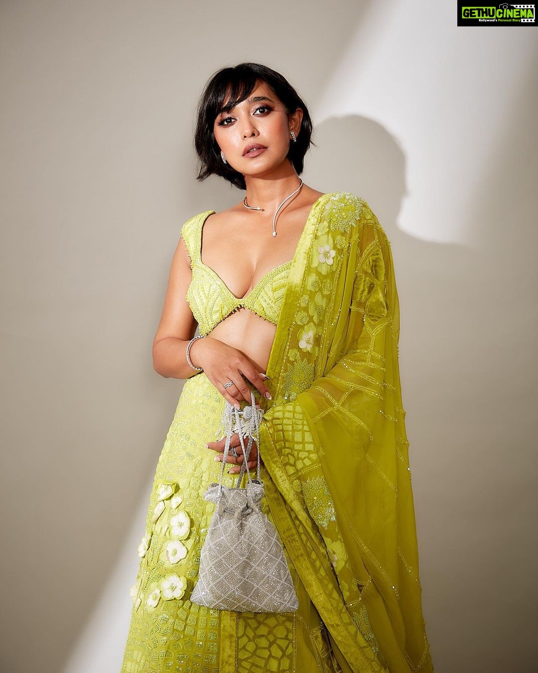 Sayani Gupta Instagram - š Outfit: @mishruofficial Necklace: @gehnajewellers1 Earrings: @gehnajewellers1 Rings: @diamantinafinejewels Bracelet: @diamantinafinejewels Bag : @thepinkpotli Styling @shreejarajgopal Makeup : @eshwarlog Hair : @paloshell Assisted by: @dhwanii.jain