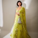 Sayani Gupta Instagram - 💚 Outfit: @mishruofficial Necklace: @gehnajewellers1 Earrings: @gehnajewellers1 Rings: @diamantinafinejewels Bracelet: @diamantinafinejewels Bag : @thepinkpotli Styling @shreejarajgopal Makeup : @eshwarlog Hair : @paloshell Assisted by: @dhwanii.jain