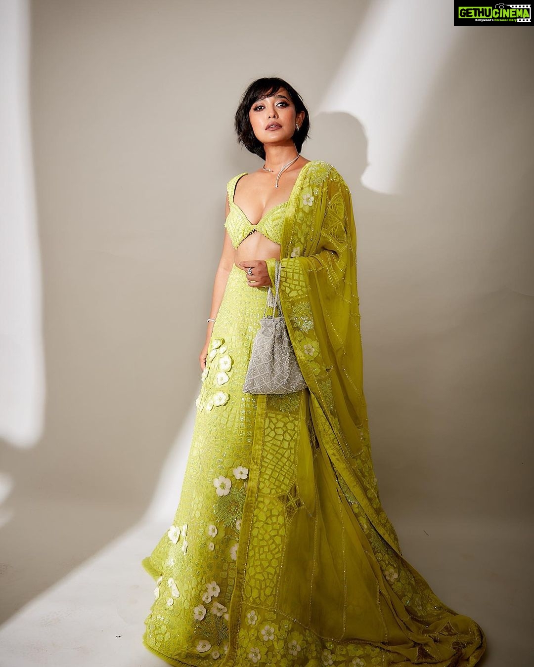 Sayani Gupta Instagram - š Outfit: @mishruofficial Necklace: @gehnajewellers1 Earrings: @gehnajewellers1 Rings: @diamantinafinejewels Bracelet: @diamantinafinejewels Bag : @thepinkpotli Styling @shreejarajgopal Makeup : @eshwarlog Hair : @paloshell Assisted by: @dhwanii.jain