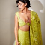 Sayani Gupta Instagram - 💚 Outfit: @mishruofficial Necklace: @gehnajewellers1 Earrings: @gehnajewellers1 Rings: @diamantinafinejewels Bracelet: @diamantinafinejewels Bag : @thepinkpotli Styling @shreejarajgopal Makeup : @eshwarlog Hair : @paloshell Assisted by: @dhwanii.jain