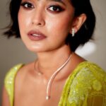 Sayani Gupta Instagram - 💚 Outfit: @mishruofficial Necklace: @gehnajewellers1 Earrings: @gehnajewellers1 Rings: @diamantinafinejewels Bracelet: @diamantinafinejewels Bag : @thepinkpotli Styling @shreejarajgopal Makeup : @eshwarlog Hair : @paloshell Assisted by: @dhwanii.jain