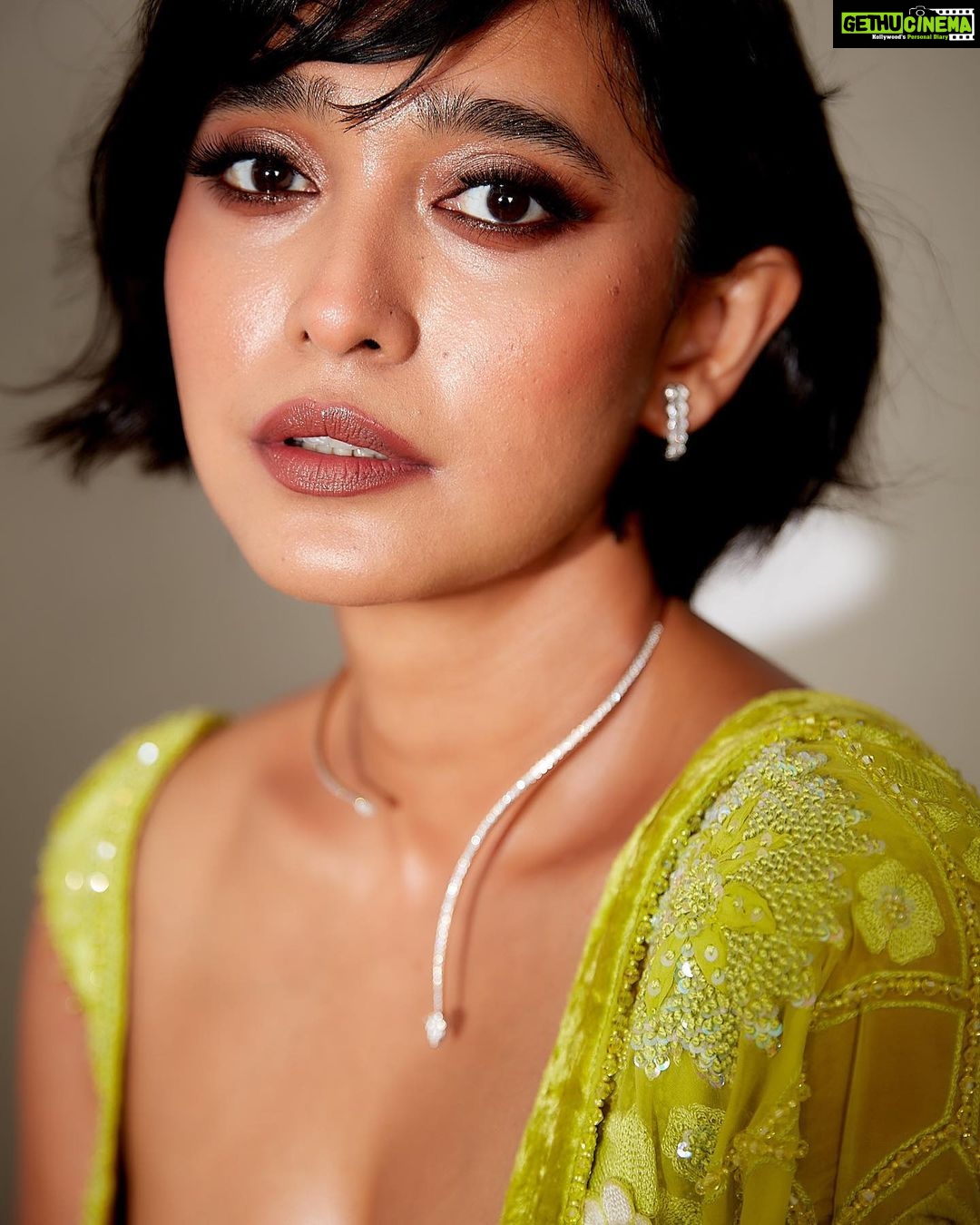 Sayani Gupta Instagram - š Outfit: @mishruofficial Necklace: @gehnajewellers1 Earrings: @gehnajewellers1 Rings: @diamantinafinejewels Bracelet: @diamantinafinejewels Bag : @thepinkpotli Styling @shreejarajgopal Makeup : @eshwarlog Hair : @paloshell Assisted by: @dhwanii.jain