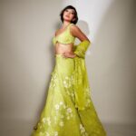 Sayani Gupta Instagram - 💚 Outfit: @mishruofficial Necklace: @gehnajewellers1 Earrings: @gehnajewellers1 Rings: @diamantinafinejewels Bracelet: @diamantinafinejewels Bag : @thepinkpotli Styling @shreejarajgopal Makeup : @eshwarlog Hair : @paloshell Assisted by: @dhwanii.jain