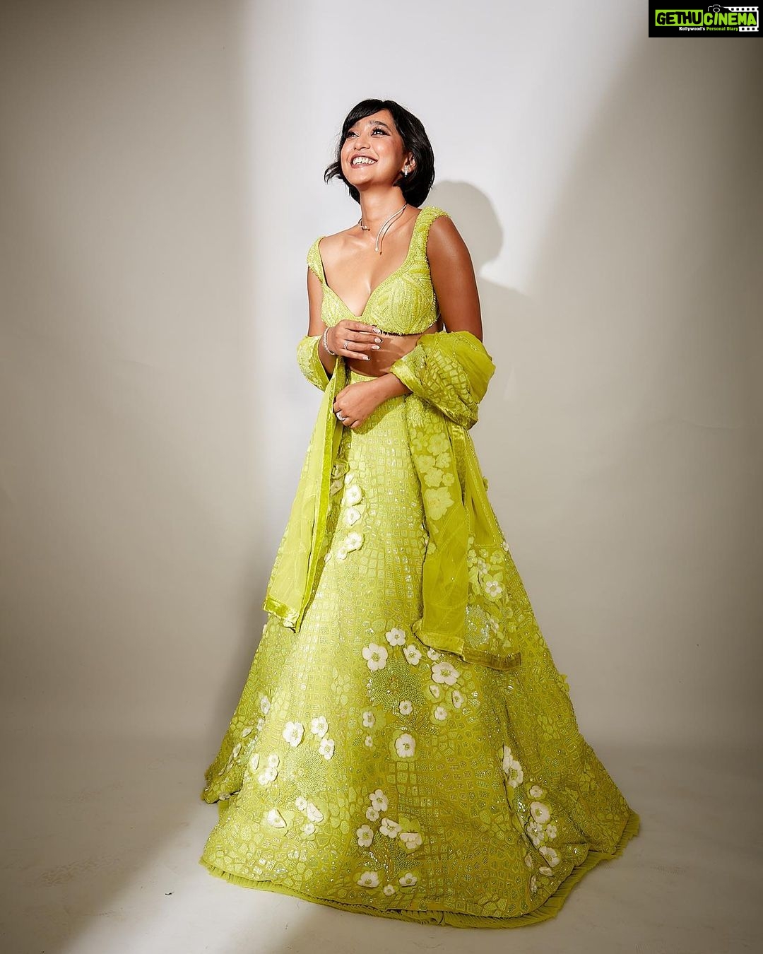 Sayani Gupta Instagram - š Outfit: @mishruofficial Necklace: @gehnajewellers1 Earrings: @gehnajewellers1 Rings: @diamantinafinejewels Bracelet: @diamantinafinejewels Bag : @thepinkpotli Styling @shreejarajgopal Makeup : @eshwarlog Hair : @paloshell Assisted by: @dhwanii.jain