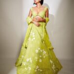 Sayani Gupta Instagram - 💚 Outfit: @mishruofficial Necklace: @gehnajewellers1 Earrings: @gehnajewellers1 Rings: @diamantinafinejewels Bracelet: @diamantinafinejewels Bag : @thepinkpotli Styling @shreejarajgopal Makeup : @eshwarlog Hair : @paloshell Assisted by: @dhwanii.jain