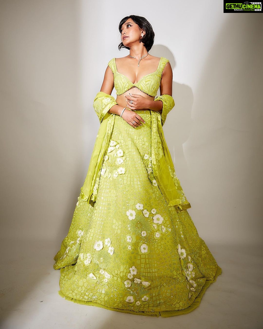 Sayani Gupta Instagram - š Outfit: @mishruofficial Necklace: @gehnajewellers1 Earrings: @gehnajewellers1 Rings: @diamantinafinejewels Bracelet: @diamantinafinejewels Bag : @thepinkpotli Styling @shreejarajgopal Makeup : @eshwarlog Hair : @paloshell Assisted by: @dhwanii.jain