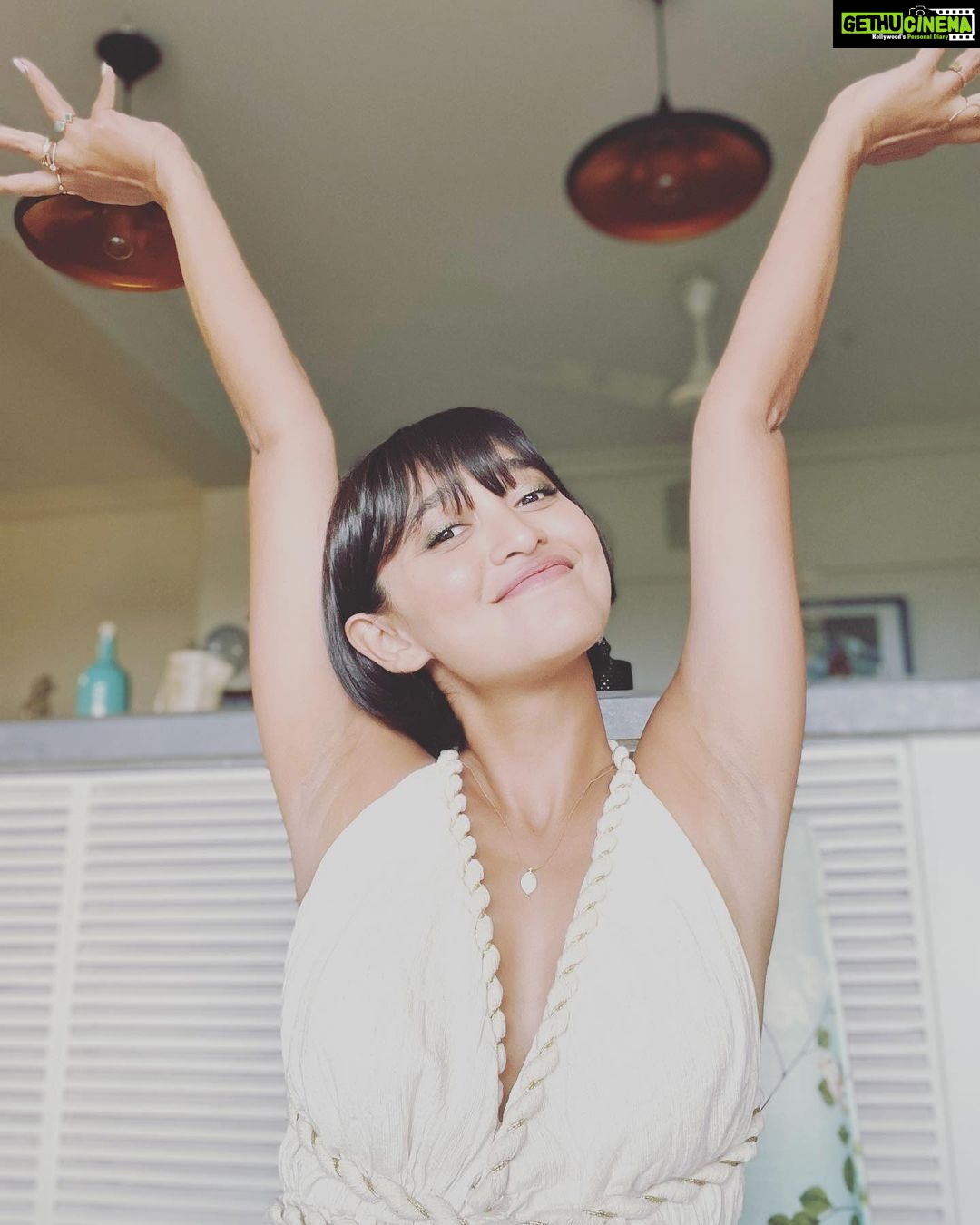 Sayani Gupta Instagram - @4moreshotspls Promotions Day Zoom Loved what @sitalmakeup did with the face! Keeping it bare with a fun eye! @paloshell added to the ease. I wore my Greek Dress and fishy necklace! And the light through the most parts of the interviews was insane! Had no photographer. But by the time I took these light was gone. It had only been 7 hours of talking!