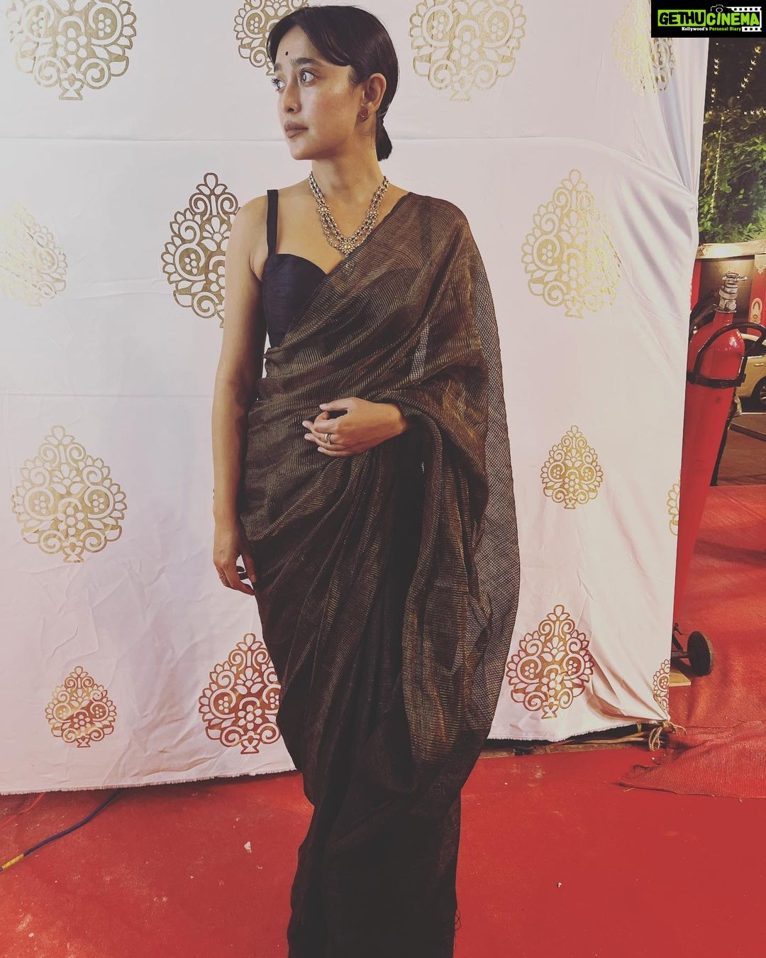 Sayani Gupta Instagram - Amazing Ashtami With friends and fam or friends like fam! Thank you Arjun from #tulipstarpuja for your incredible hospitality. Such a beautiful protima! Also the Ram Krishna mission pujo has the best Arati every year! Bombay pujo 💛