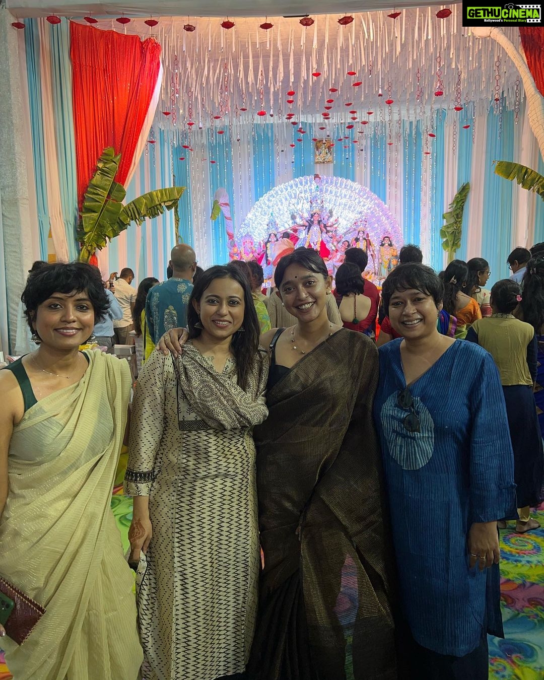 Sayani Gupta Instagram - Amazing Ashtami With friends and fam or friends like fam! Thank you Arjun from #tulipstarpuja for your incredible hospitality. Such a beautiful protima! Also the Ram Krishna mission pujo has the best Arati every year! Bombay pujo 💛
