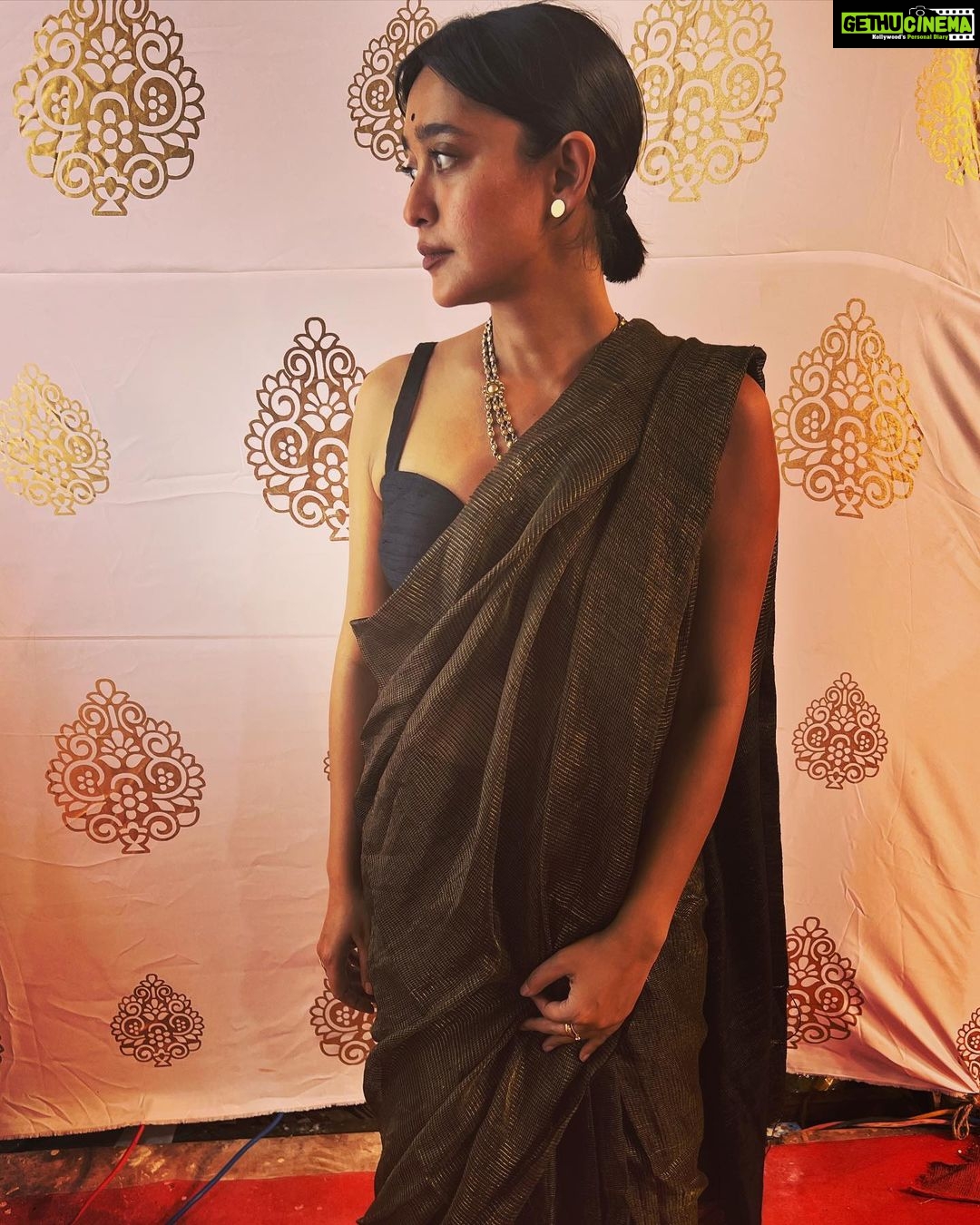 Sayani Gupta Instagram - Amazing Ashtami With friends and fam or friends like fam! Thank you Arjun from #tulipstarpuja for your incredible hospitality. Such a beautiful protima! Also the Ram Krishna mission pujo has the best Arati every year! Bombay pujo 💛