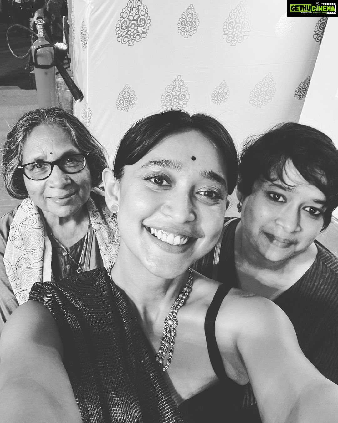 Sayani Gupta Instagram - Amazing Ashtami With friends and fam or friends like fam! Thank you Arjun from #tulipstarpuja for your incredible hospitality. Such a beautiful protima! Also the Ram Krishna mission pujo has the best Arati every year! Bombay pujo 💛
